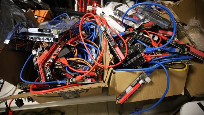 I got too many old GPU Risers... WHO WANTS EM?